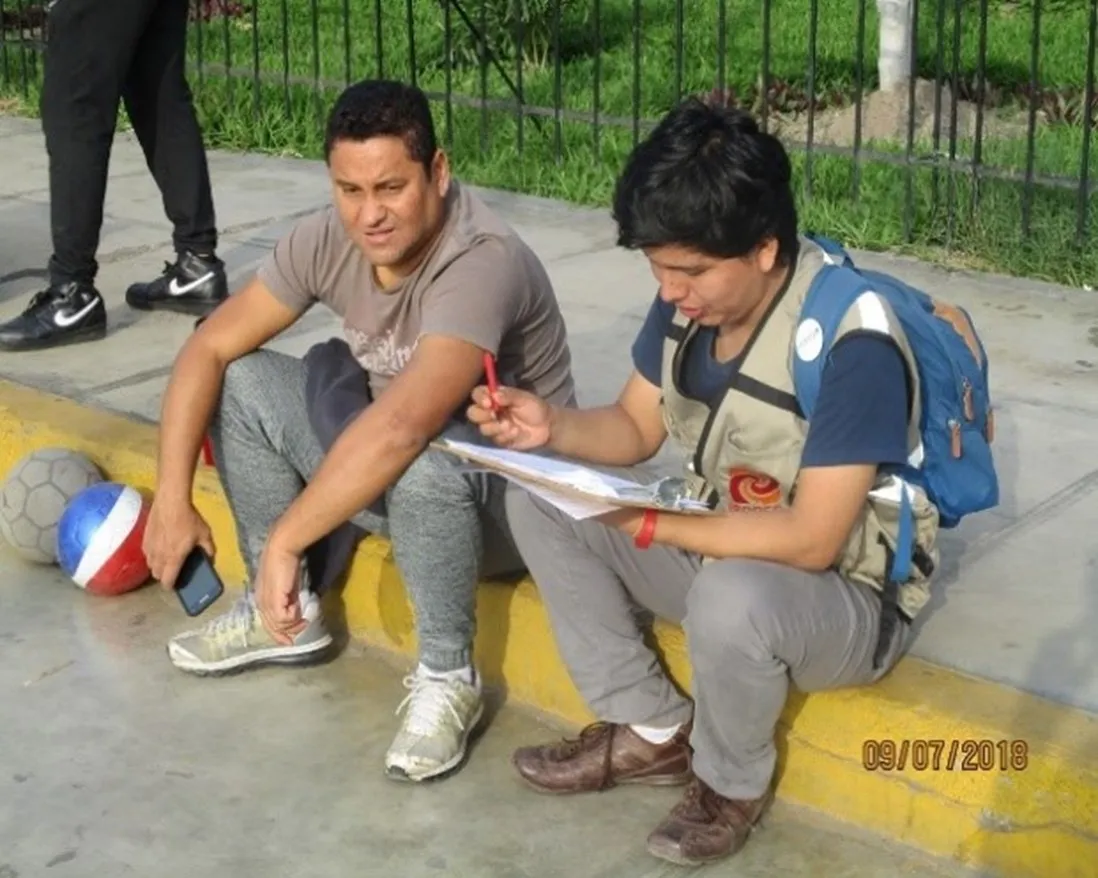 Encuestador de ISODEC aplicando una encuesta socioeconómica en la vía pública