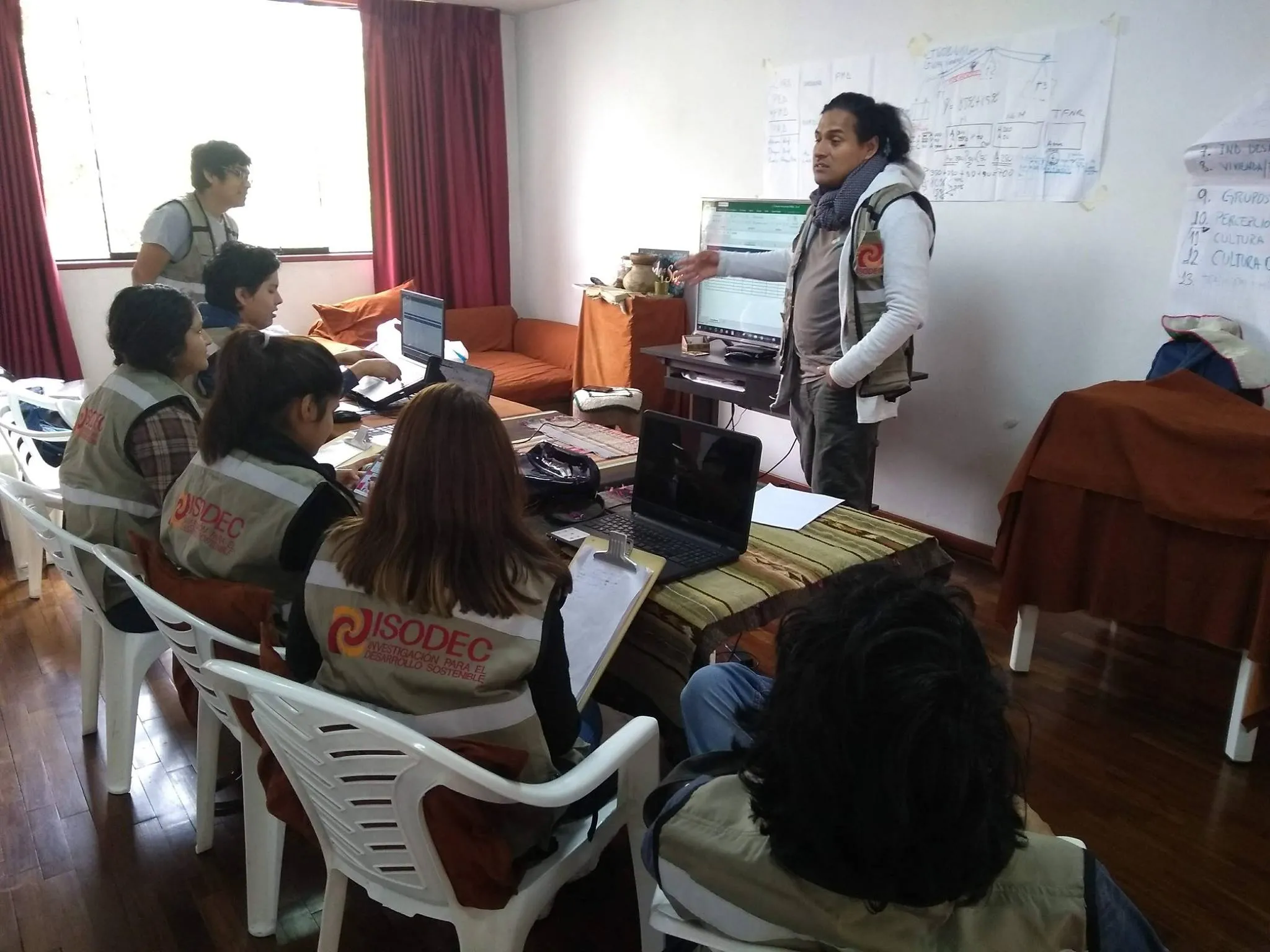 Equipo de ISODEC en taller de trabajo de gabinete revisando datos de campo